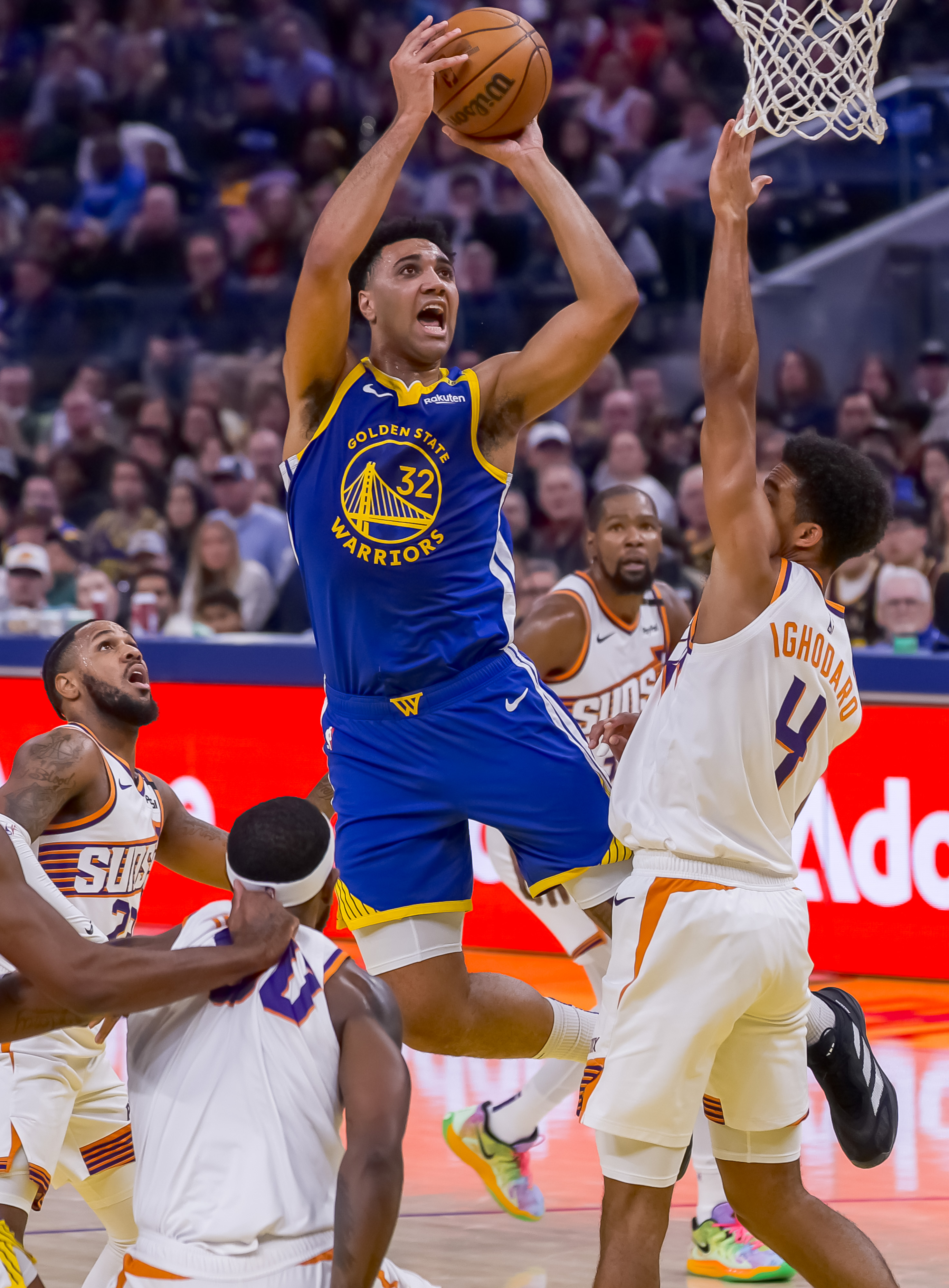 精彩比拼，球员们拼尽全力为队争光