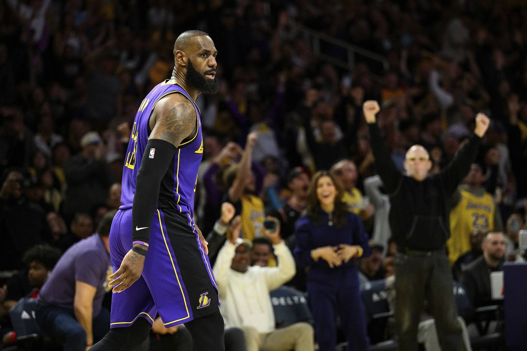 关于詹姆斯迎来三赛季高光表现，巴塞罗那球迷沸腾！的信息